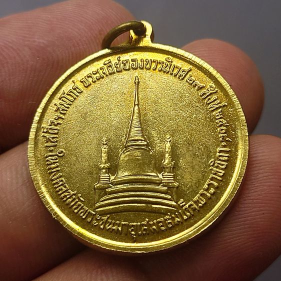 เหรียญทรงผนวช รัชกาลที่9 รุ่นแรก บล๊อกเจดีย์ไม่เต็ม เนื้อทองฝาบาตร พ.ศ.2508 สภาพสวย รูปที่ 4