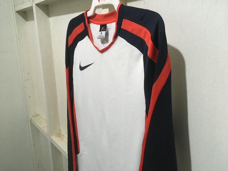 เสื้อกีฬา แขนยาว DRI-FIT แบรนด์ NIKE สีขาวแถบดำแดง รูปที่ 5