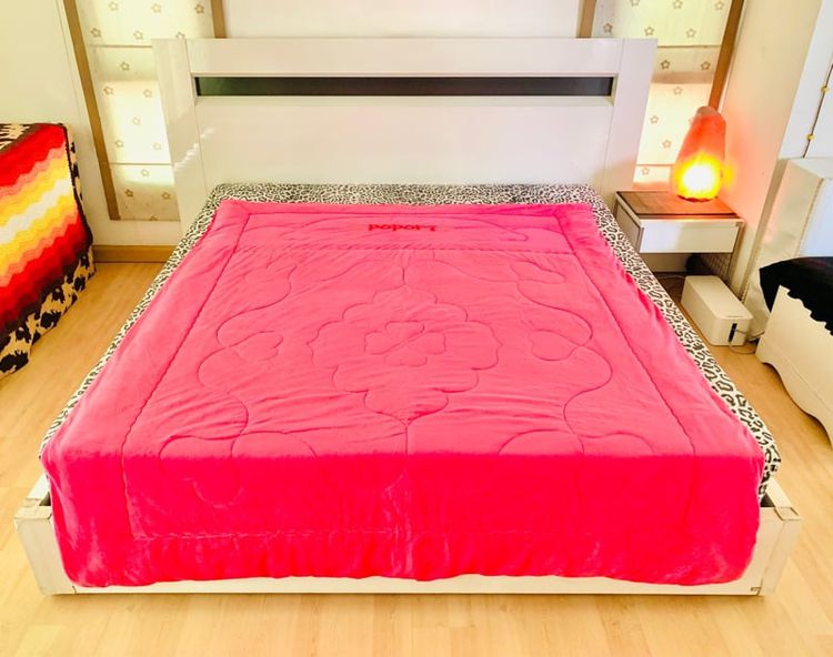 ผ้านวมและผ้าคลุมเตียง ผ้านวมกำมะหยี่ ขนาด 5.5ฟุต สีชมพูปักลายวินเทจ ด้านบนปักลาย ❤️ POPORI ❤️ ยี่ห้อ HWA JIN (สภาพใหม่) 