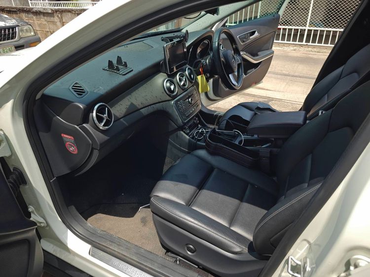 Mercedes-Benz GLA-Class 2016 GLA200 Sedan เบนซิน ไม่ติดแก๊ส เกียร์อัตโนมัติ เทา รูปที่ 4