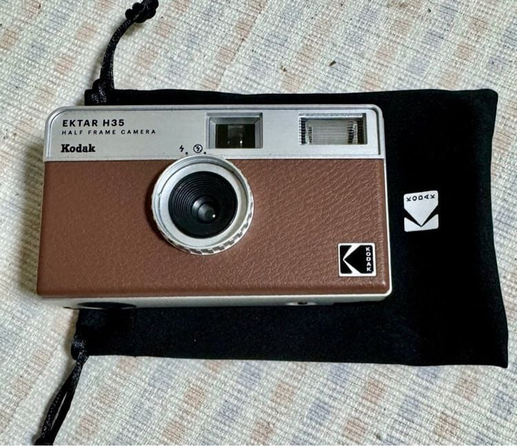 กล้อง KODAK EKTAR H35 Half Frame Film Camera สภาพดีมาก ใช้งานครั้งเดียว พร้อมฟิล์มใส่ไว้ในกล้อง 1 ม้วนและถุงใส่กล้องสีดำ