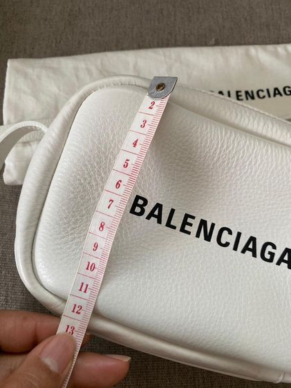 กระเป๋าสะพายข้างสีขาวแบรนด์Balenciaga  รูปที่ 3