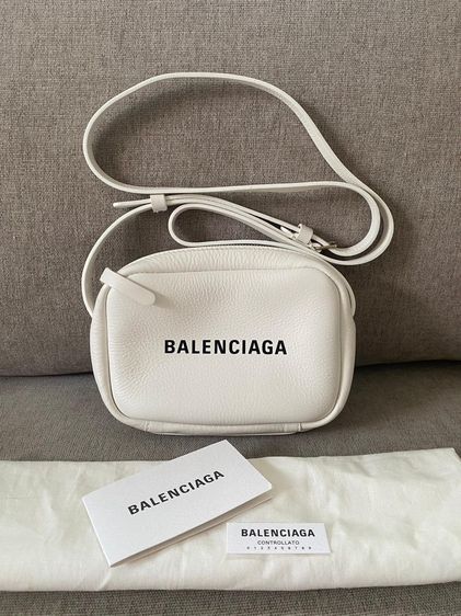 กระเป๋าสะพายข้างสีขาวแบรนด์Balenciaga  รูปที่ 1