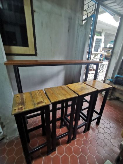 โต๊ะ​บาร์​และเก้าอี้​