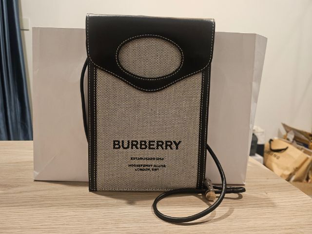 ส่งต่อ Burberry กระเป๋า phone case ใส่มือถือ บัตร ธนบัตรได้ Look casual ได้ทุกเพศ อุปกรณ์ครบ ไม่เคยใช้งาน สภาพ 100 ไร้ตำหนิ
