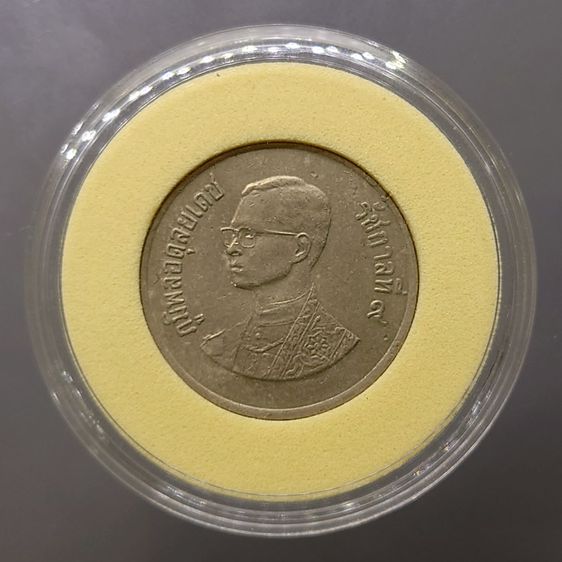 เหรียญ 1 บาท (หลังวัดพระแก้ว) บล็อกพระเศียรเล็ก ปี2525 บล็อกหายาก ติดลำดับ 5 เหรียญหายาก ผ่านใช้ รูปที่ 5