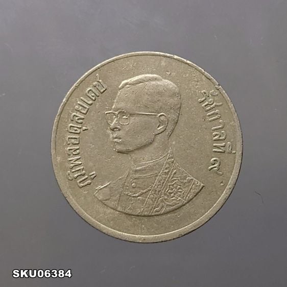 เหรียญ 1 บาท (หลังวัดพระแก้ว) บล็อกพระเศียรเล็ก ปี2525 บล็อกหายาก ติดลำดับ 5 เหรียญหายาก ผ่านใช้ รูปที่ 1