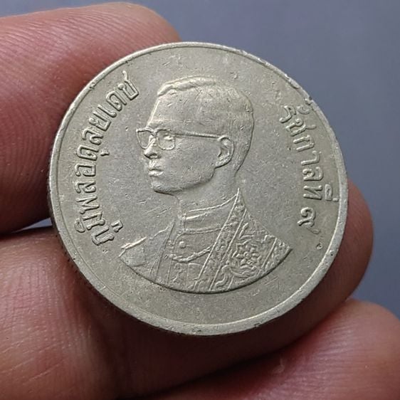 เหรียญ 1 บาท (หลังวัดพระแก้ว) บล็อกพระเศียรเล็ก ปี2525 บล็อกหายาก ติดลำดับ 5 เหรียญหายาก ผ่านใช้ รูปที่ 3