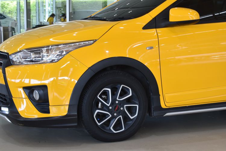 Toyota Yaris 2016 1.2 TRD Sportivo Sedan เบนซิน ไม่ติดแก๊ส เกียร์อัตโนมัติ เหลือง รูปที่ 3
