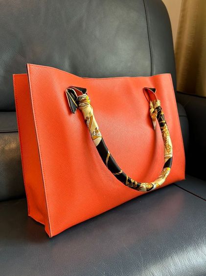 กระเป๋าหนังสีส้ม​ หูหิ้วพันผ้าสวยงาม​ สภาพดี​ รูปที่ 1