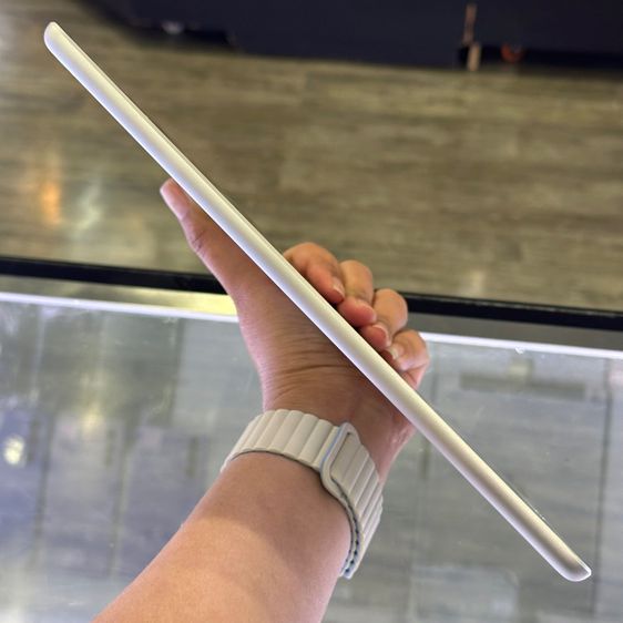 iPad Gen6 128GB WiFi สีขาว เครื่องศูนย์ โมเดลTH สภาพสวยมากๆ จอมีฝุ่นเล็กๆ เครื่องใช้งานดีเยี่ยม🔥🔥 รูปที่ 3