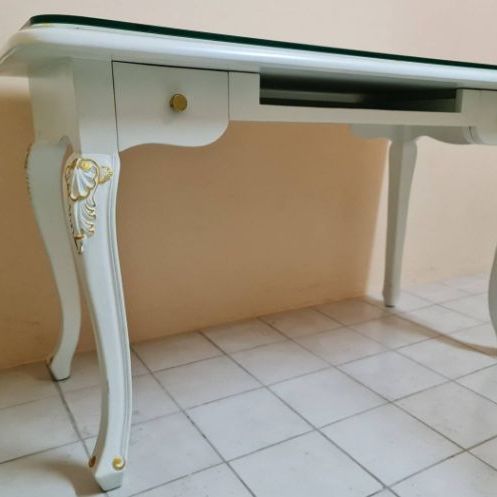 โต๊ะทำงาน โต๊ะไม้แกะสลักสีขาว​ ท้อปกระจกใส​ สวย​ แข็งแรง​