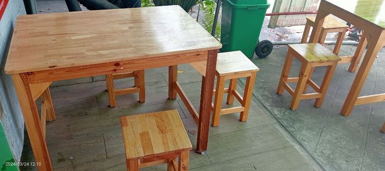 อุปกรณ์ร้านกาแฟ ขายโต๊ะไม้ขนาด 70x70 จำนวน 2 ตัว เก้าอี้ไม้จำนวน 6 ตัว สภาพใหม่ ขายเหมา 900 บาท ถนนนวลจันทร์ 