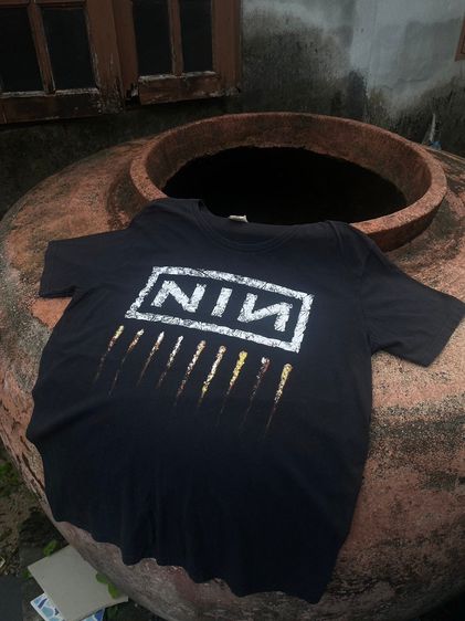 เสื้อวง Nine Inch Nails (ไนน์อินช์เนลส์)เรียกย่อ ๆ ว่า NIN ลิขสิทธ์แท้