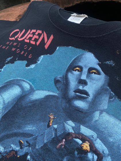 เสื้อ Queen ปี 2009 ลายปกอัลบั้ม News Of The World รูปที่ 3