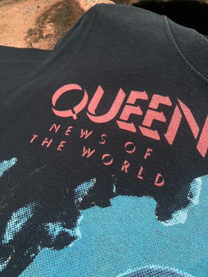 เสื้อ Queen ปี 2009 ลายปกอัลบั้ม News Of The World รูปที่ 4