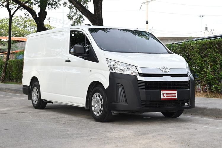 Toyota Commuter 2021 2.8 Van ดีเซล เกียร์ธรรมดา ขาว