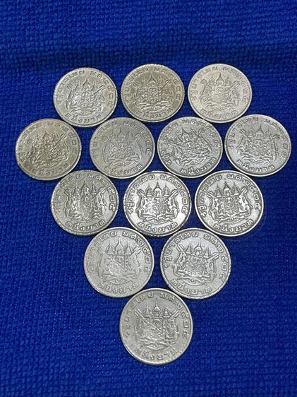 เหรียญหนึ่งบาท หลังตราแผ่นดินสมัย ร.9 ปี 2505 ผ่านใช้แล้ว 13 เหรียญ รูปที่ 2