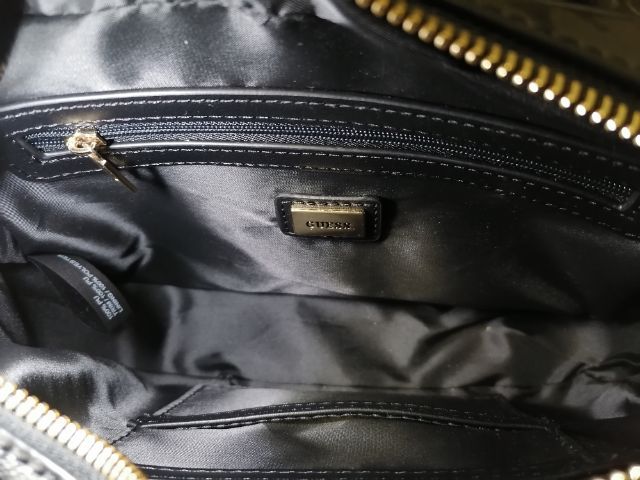 กระเป๋า​สะพายข้าง Guess รุ่น Garrick Camera Crossbody Bag สีดำ รูปที่ 4