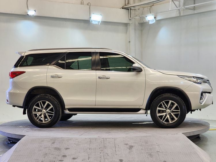 Toyota Fortuner 2019 2.4 V Utility-car ดีเซล เกียร์อัตโนมัติ ขาว รูปที่ 4