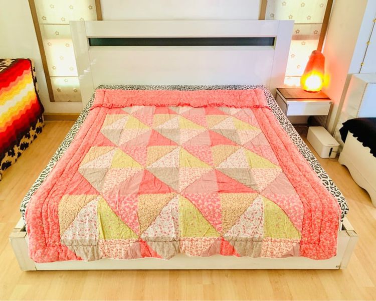 ผ้านวมและผ้าคลุมเตียง ผ้านวม ขนาด 5.5ฟุต สีส้มตารางลายดอกวินเทจหลากสี ด้านบนมีระบาย ยี่ห้อ ARTRIA มือสองสภาพดี สินค้าญี่ปุ่น-เกาหลีแท้