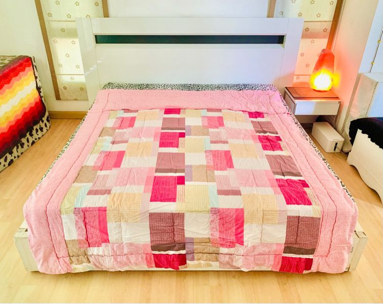 ผ้านวมและผ้าคลุมเตียง ผ้านวม ขนาด 5.5-6ฟุต เอิร์ธโทนสีชมพูลายตารางหลากสี ด้านบนมีระบาย ยี่ห้อ Rossi-life (สภาพใหม่) มือสองสภาพดี สินค้าญี่ปุ่น-เกาหลีแท้ 