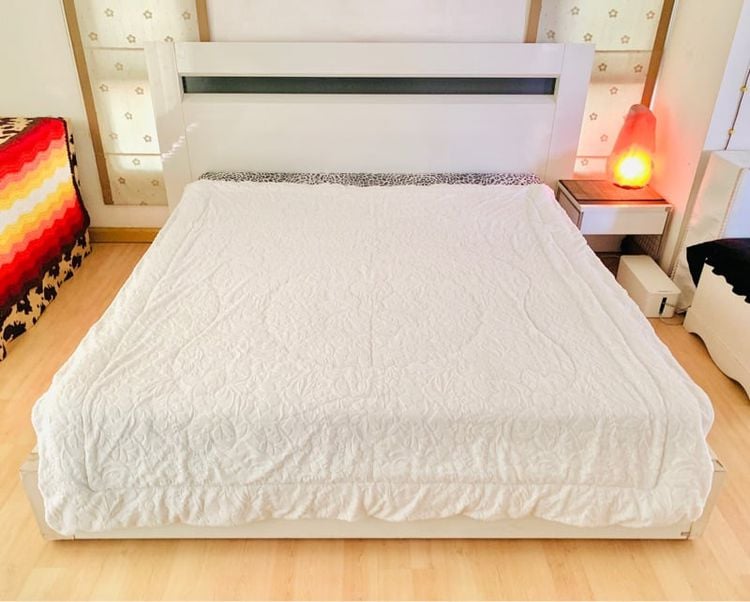 ผ้านวมและผ้าคลุมเตียง ผ้านวมกำมะหยี่ ขนาด 6ฟุต ผ้าลายนูน 2 ชั้น สีขาวกำมะหยี่ลายดอกวินเทจ ยี่ห้อ Casaon’ By casamai (สภาพใหม่) เกาหลีแท้