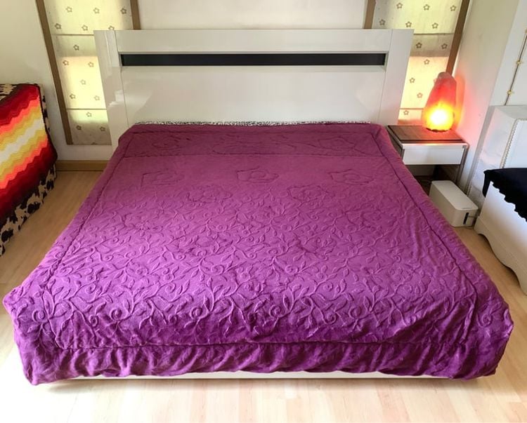 ผ้านวมและผ้าคลุมเตียง ผ้านวมกำมะหยี่ (ผืนใหญ่มาก) ขนาด 6.5-7ฟุต ผ้าลายนูน 2 ชั้น สีม่วงกำมะหยี่ลายดอกวินเทจ ด้านบนมีระบายปักลาย Grangna 