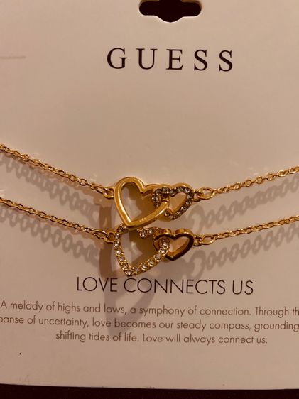 Guess แท้ เซทสร้อยข้อมือ limited Gold-Tone Heart  Bracelet Set and Gold tone Hugs Kisses  รูปที่ 4