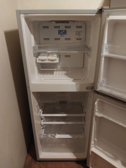 ตู้เย็นยี่ห้อ Hitachi รุ่น R-T190W-1 ปริมาณ 6.7 ลูกบาศก์ฟุต Refrigerator รูปที่ 2