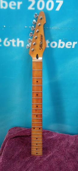 กีต้าร์ไฟฟ้า คอ Guitar คอขาวไม้ชิ้นเดียวขนาด 5.5 cm