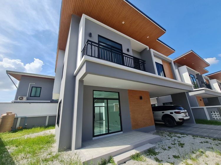 New Building 3 bed 3 bath in the project located by the big lake 5 minutes from Central Rayong บ้านเดี่ยว 2 ชั้น 3 ห้องนอน 5 นาทีจากเซ็นทรัล