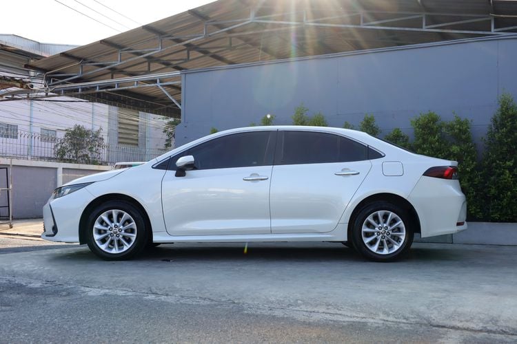 Toyota Altis 2019 1.8 Hybrid High Sedan เบนซิน ไม่ติดแก๊ส เกียร์อัตโนมัติ ขาว รูปที่ 3