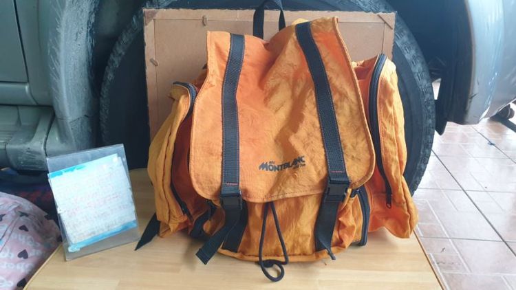 กระเป๋าเป้ผ้าร่มสีส้มใบใหญ่ค่ะ ขนาด 20×40 ซม. สูงจากก้นกระเป๋า 37ซม. สีเฟดนิดหน่อย ยังสวย