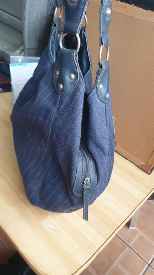 กระเป๋าสะพายทรงน่ารักๆ ขนาด25×25ซม. กระเป๋าหนา 1ซม. ตัวกระเป๋าเป็นผ้า มีช่องใหญ่ใส่ของสามช่อง จุได้มาก รูปที่ 3