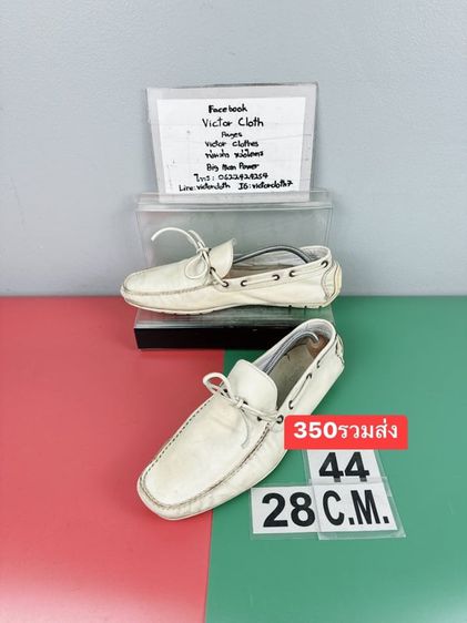 รองเท้าหนังแท้ Epoca Uomo Sz.10us44eu28cm Made in Italy สีขาว หัวรองเท้าขวามีรอยหนังขาด แต่ใส่ปกติไม่เห็น รอยอยู่ใกล้พื้น นอกนั้นสวย