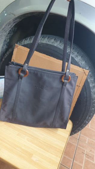 กระเป๋าผ้าลายปักสีดำทั้งใบสวยเก๋ค่ะ 30×35ซม. หนา 10ซม. หูยาวสะพายข้างได้ ใส่ของได้สี่ช่องมีซิปค่ะ รูปที่ 2