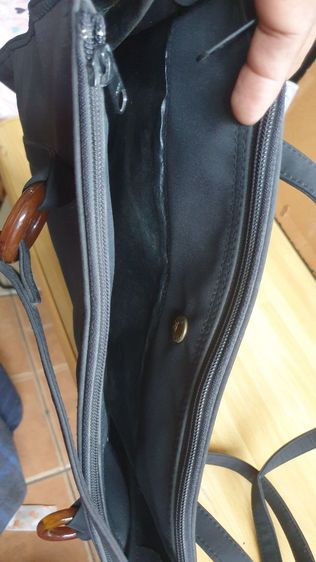 กระเป๋าผ้าลายปักสีดำทั้งใบสวยเก๋ค่ะ 30×35ซม. หนา 10ซม. หูยาวสะพายข้างได้ ใส่ของได้สี่ช่องมีซิปค่ะ รูปที่ 4