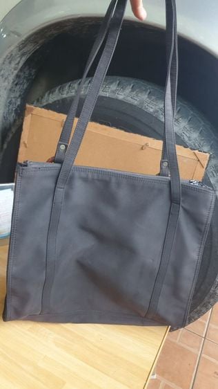 กระเป๋าผ้าลายปักสีดำทั้งใบสวยเก๋ค่ะ 30×35ซม. หนา 10ซม. หูยาวสะพายข้างได้ ใส่ของได้สี่ช่องมีซิปค่ะ