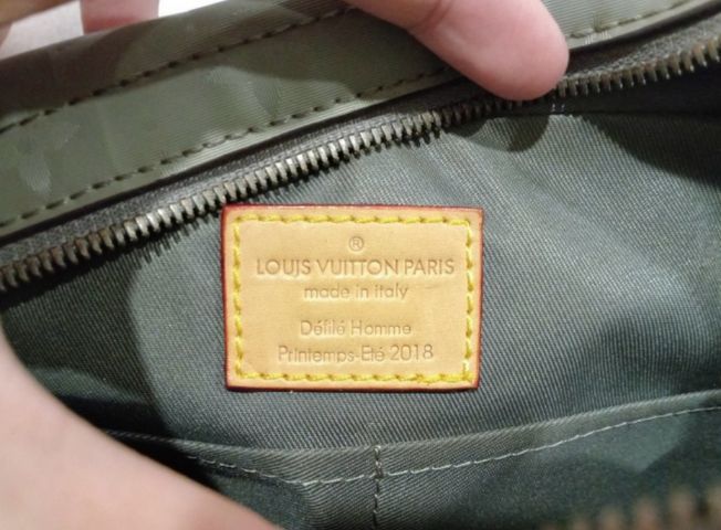 Louis Vuitton titanium รูปที่ 4