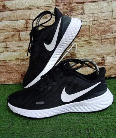 รองเท้าผ้าใบ Nike Revolution 5