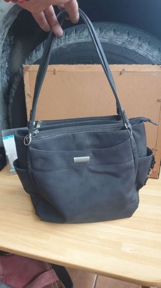 กระเป๋าสะพายสีดำ มือสองญี่ปุ่น ขนาด 26×28 กระเป๋าหนา 12ซม. แบ่งช่องใส่ของเยอะมาก จุได้เยอะ รูปแบบเรียบร้อย สวยค่ะ