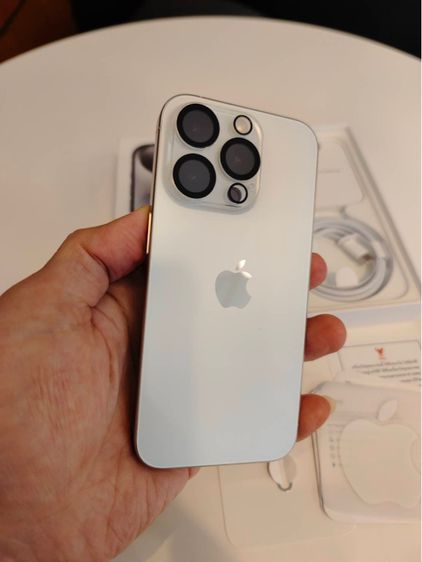 iPhone 15 Pro 256GB สีขาวสวย พึ่งซื้อ เจ้าของขายเอง สภาพแบต100 ใหม่เอี่ยมไม่มีตำหนิ สายชาร์จแท้ยังไม่แกะ ศูนย์ไทยประกันยาวๆ10เดือน ครบกล่อง