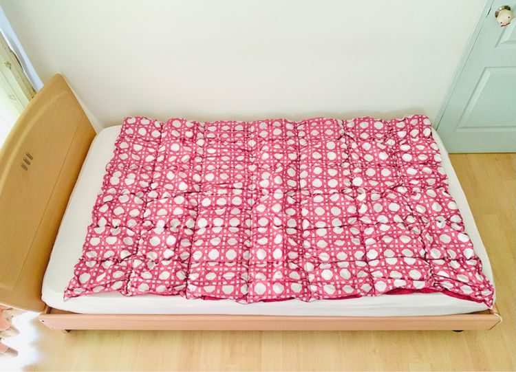 ผ้านวมและผ้าคลุมเตียง ผ้านวมขนเป็ด ขนาด 3.5ฟุต สีแดงลายตารางกราฟฟิก (สภาพใหม่) มือสองสภาพดี สินค้าญี่ปุ่น-เกาหลีแท้