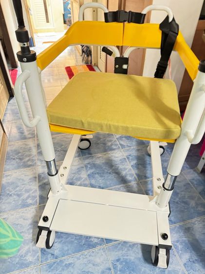 อุปกรณ์เพื่อสุขภาพ เก้าอี้เคลื่อนย้ายผู้ป่วย สภาพดี 100เปอร์เซ็นต์