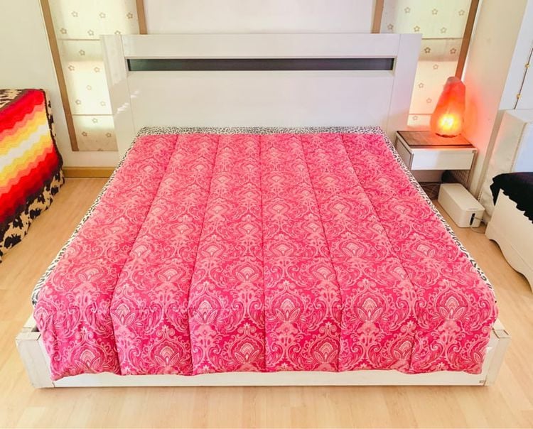 ผ้านวมและผ้าคลุมเตียง ผ้านวมขนเป็ด ขนาด 5.5-6ฟุต สีชมพูลายวินเทจ ยี่ห้อ Hue Plus (ใหม่) มือสองขายตามสภาพ สินค้าญี่ปุ่น-เกาหลีแท้