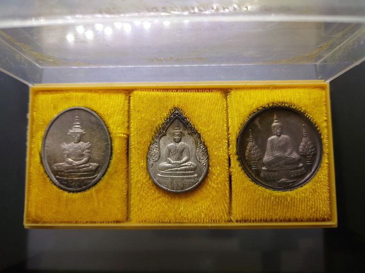 เหรียญพระแก้วมรกต ภปร รุ่นแรก ชุด 3 ฤดู เนื้อเงิน ฉลองกรุงรัตนโกสินทร์ 200 ปี พ.ศ.2525 พร้อมกล่องเดิมๆ รูปที่ 3