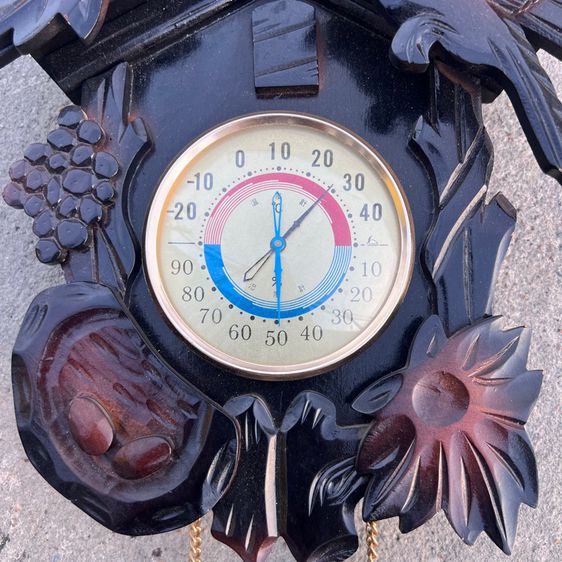 ที่วัดอุณหภูมิ วัดความชื้นอากาศ ทรงนาฬิกากุ๊กกรู ไม้ทั้งชิ้นคับ ด้านหลังมีรูสำหรับแขวนผนังคับ 990 คับ รูปที่ 2