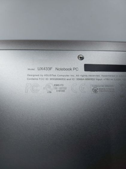 Zenbook UX433F จอ 14 นิ้ว แบตเสื่อมเก็บไฟได้แค่ 1-2 ชั่วโมง จอกระพริบเป็นเส้นที่ด้านล่างจอ และมุมทั้ง 4 มีขอบดำ รูปที่ 11