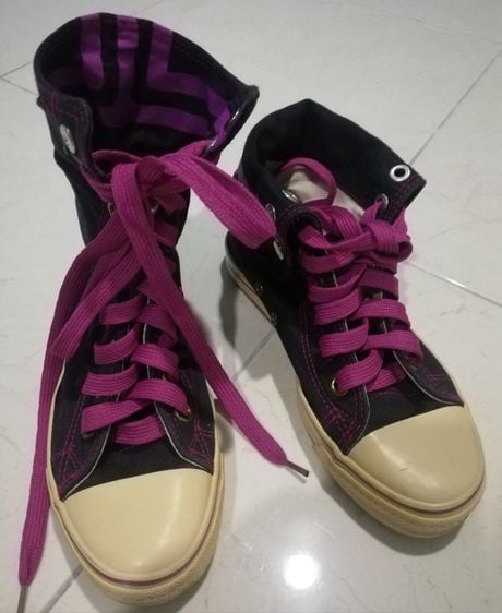 รองเท้าผ้าใบจากฮ่องกง